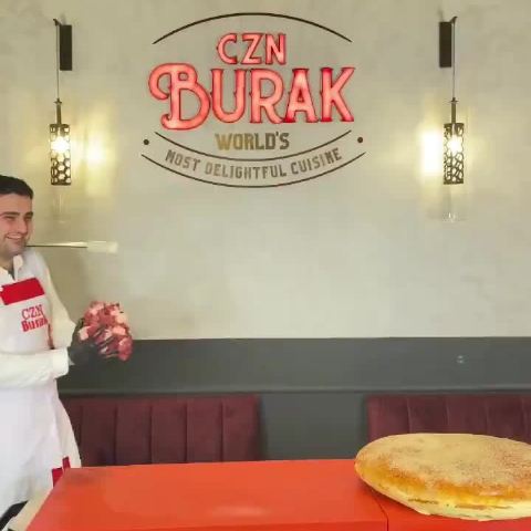 1月26日 土耳其微笑哥burak zdemir的超超超大份汉堡来了!