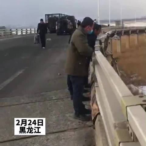 大庆一客车坠桥致死 7伤