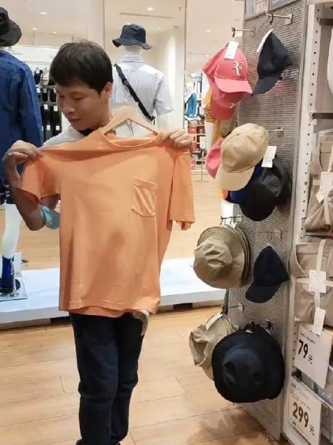 贤淑小哥: 平时一件衣服一穿就好多年,几乎很少买衣服的我,被好友拉去