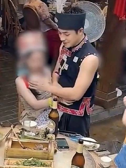 #餐厅服务员坐顾客腿上敬酒喂菜 店员:是民族风情和特色[思考】9
