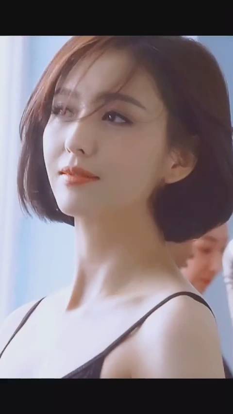 佟丽娅侧颜#佟丽娅真的美,民国风真的好适合她,身上就是有一种知性