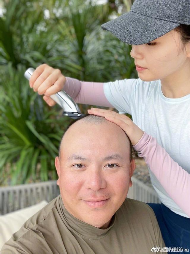 刘涛晒给老公王珂剃头照#就刘涛老公王珂老公那个光头还用剃吗?