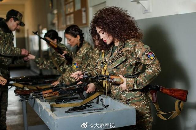 亚美尼亚军队中的女孩们!