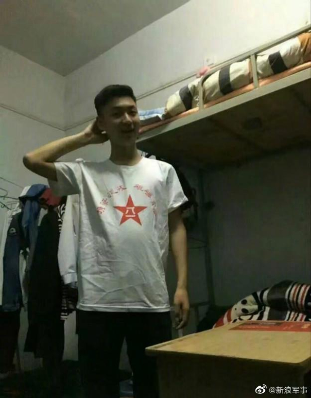 肖思远在学校总是阳光大男孩的样子,很受女孩子欢迎