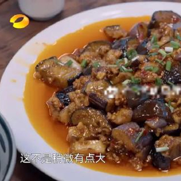 《向往的生活》中,张艺兴做了糖醋排骨,肉末茄子等大菜,黄磊和黄渤ⅱ