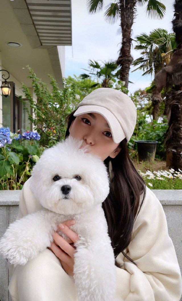 宋慧乔抱狗照##宋慧乔春游照# 宋慧乔社交账号更新,和爱犬春游,好有