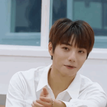 李振宁和乃万合作舞台#李振宁的舞台反差萌,台下是阳光小男生,台上就