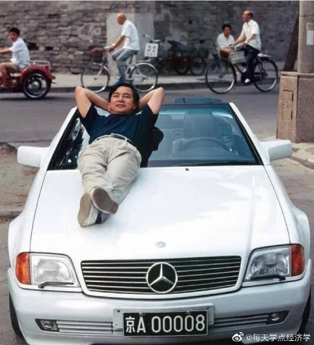 中国第一位百万富翁你们知道是谁吗?就是图里这位男士,李晓华.