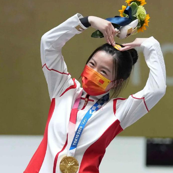 杨倩领奖台上比心