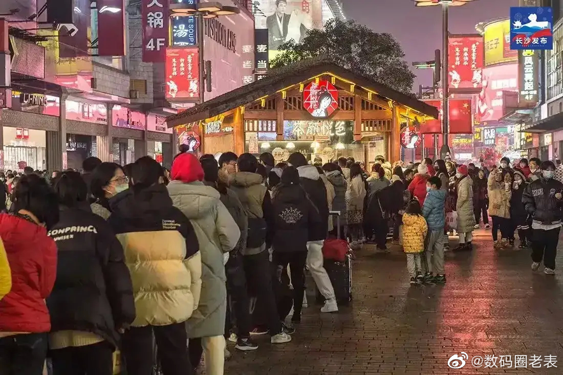 长沙游客吐槽网红店排队4538桌