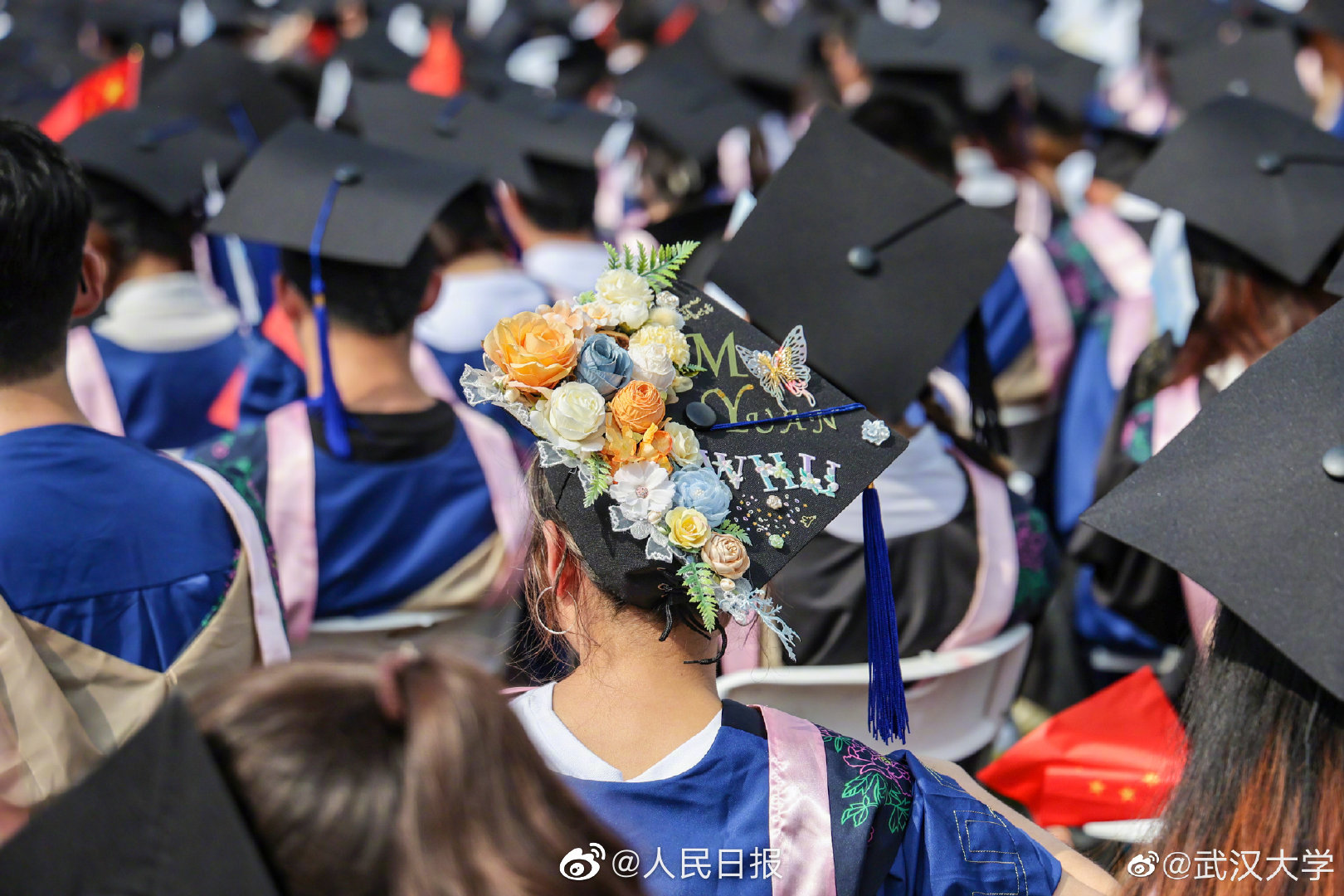 武大毕业生自制繁花学士帽