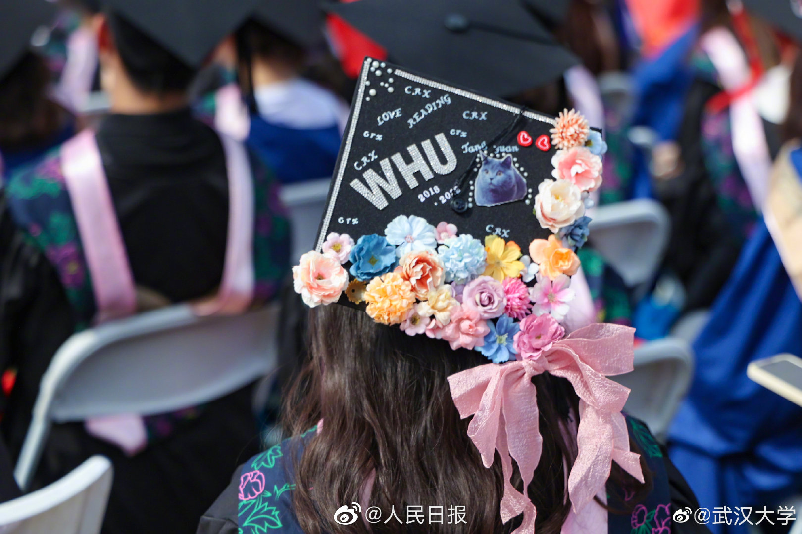 武大毕业生自制繁花学士帽