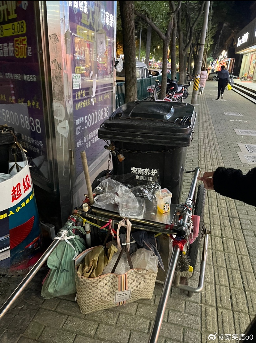 上海外滩一橱窗窗台成游客垃圾桶
