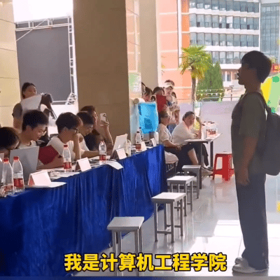大一新生开学有多显眼包
