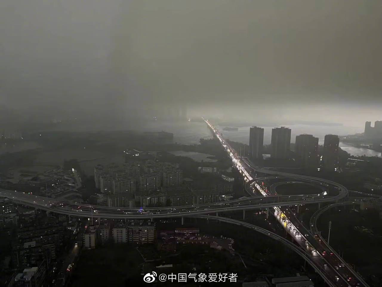 郑州市局地风力达9级以上，白天瞬间成黑夜，视频记录到变天过程