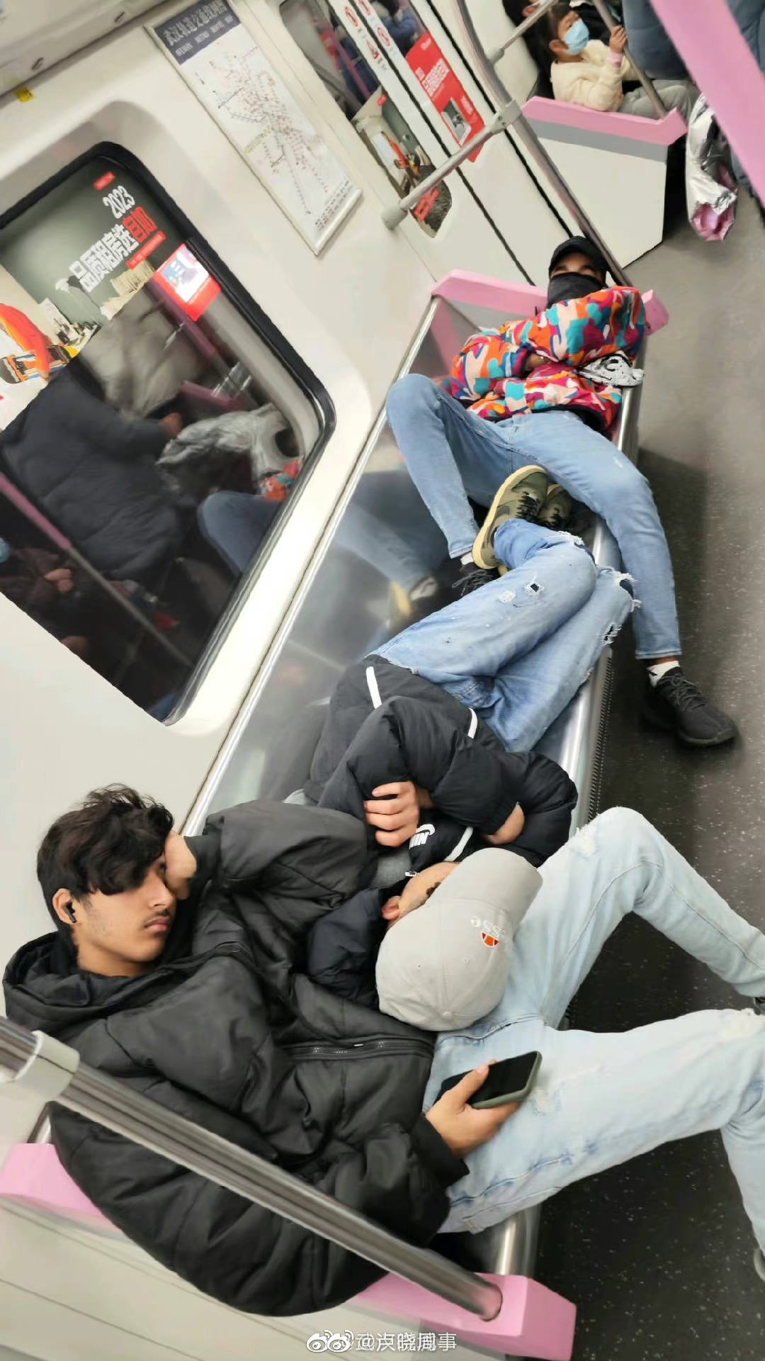 武汉地铁3外籍男子横卧整排座位