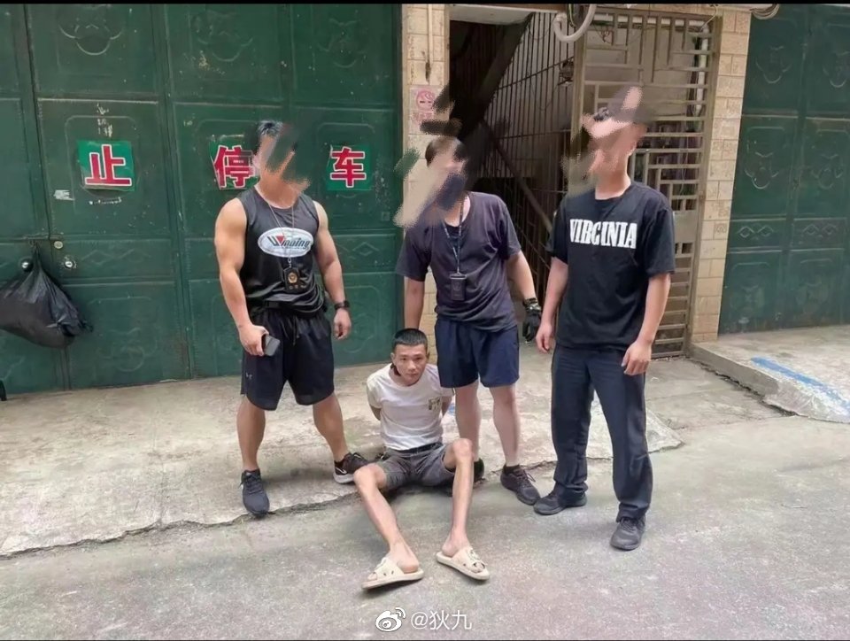 便利店女店员遭男子多次殴打