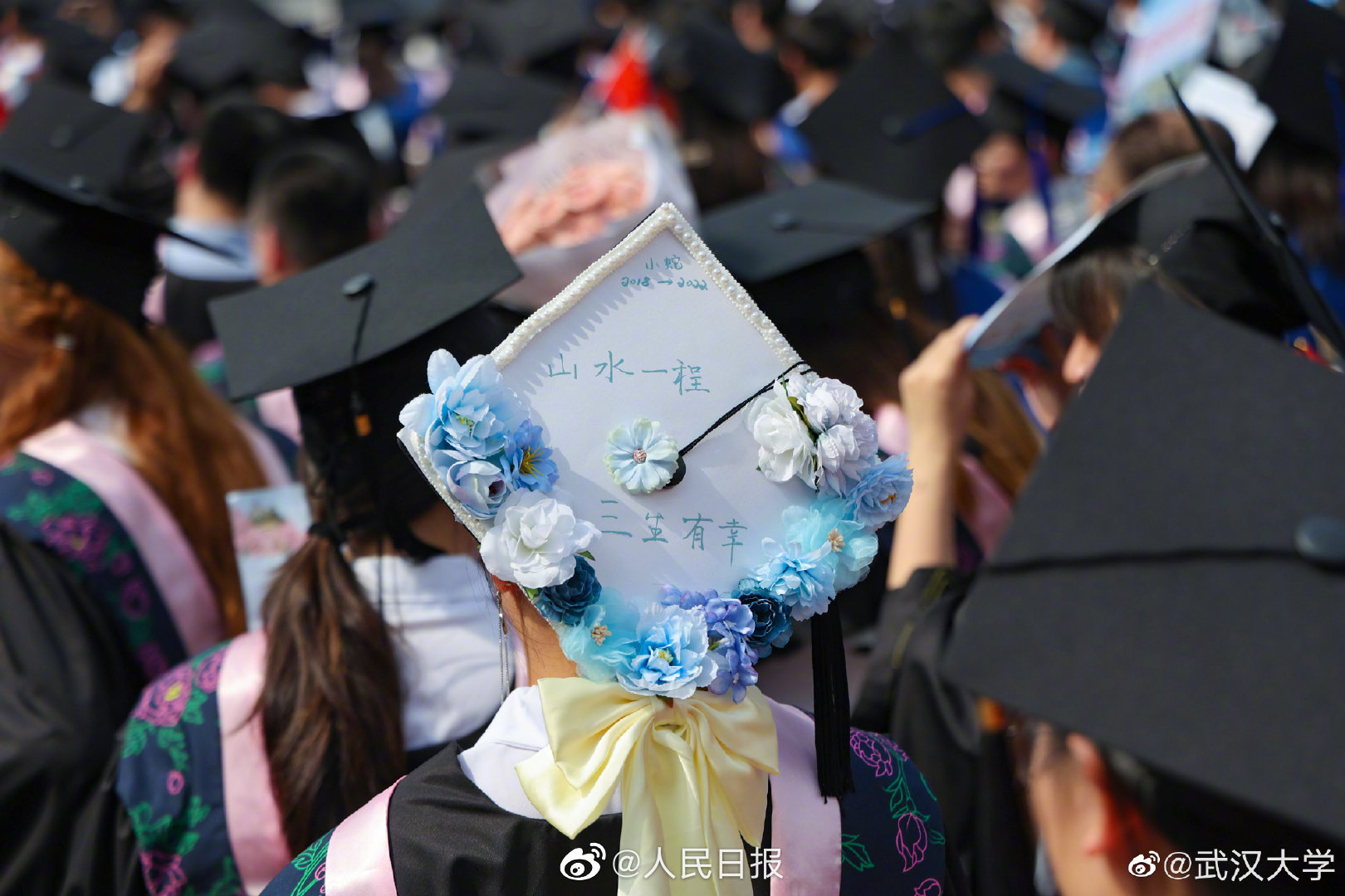 武大毕业生自制繁花学士帽